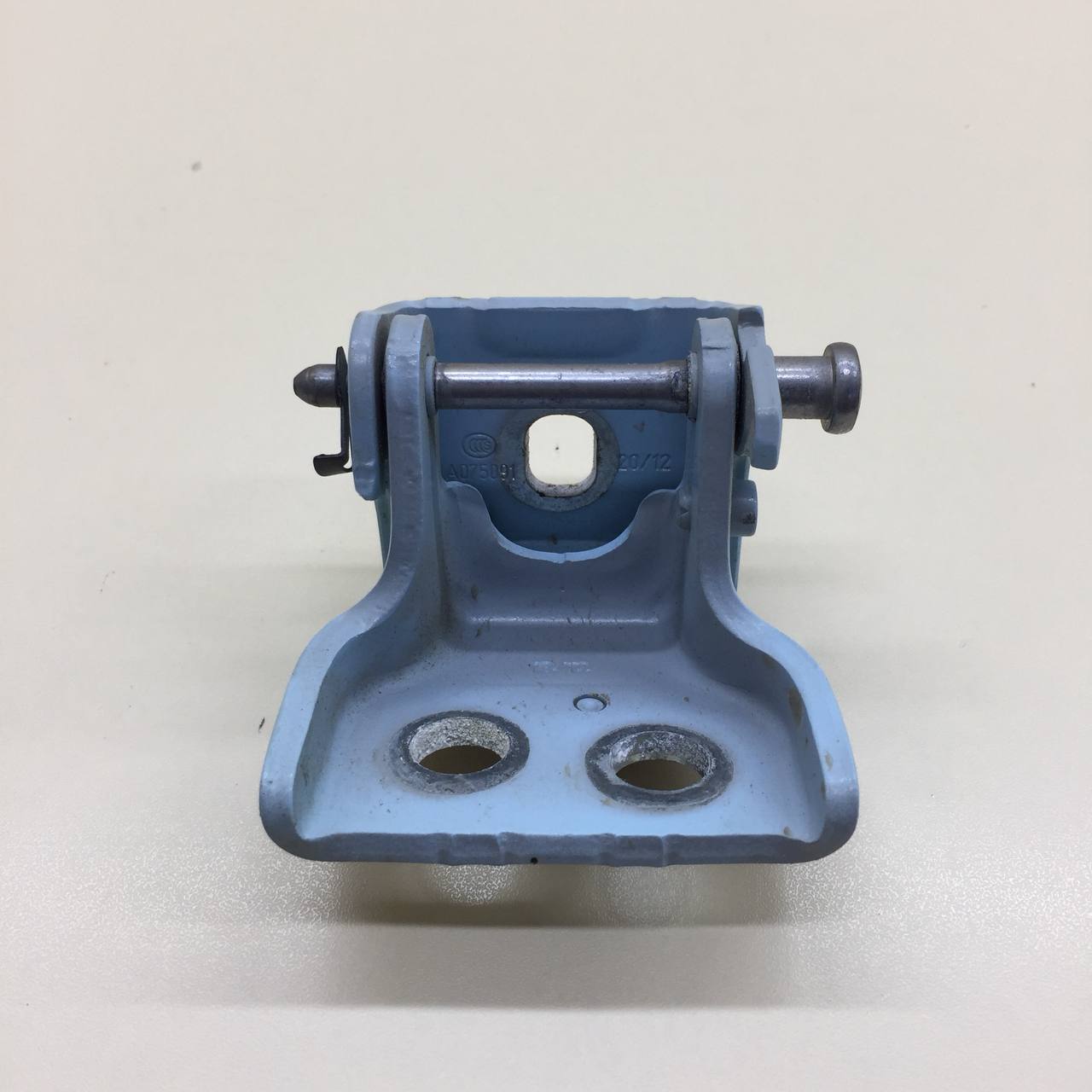 Петля двери передней правой нижняя Citroen C3 2009-2016