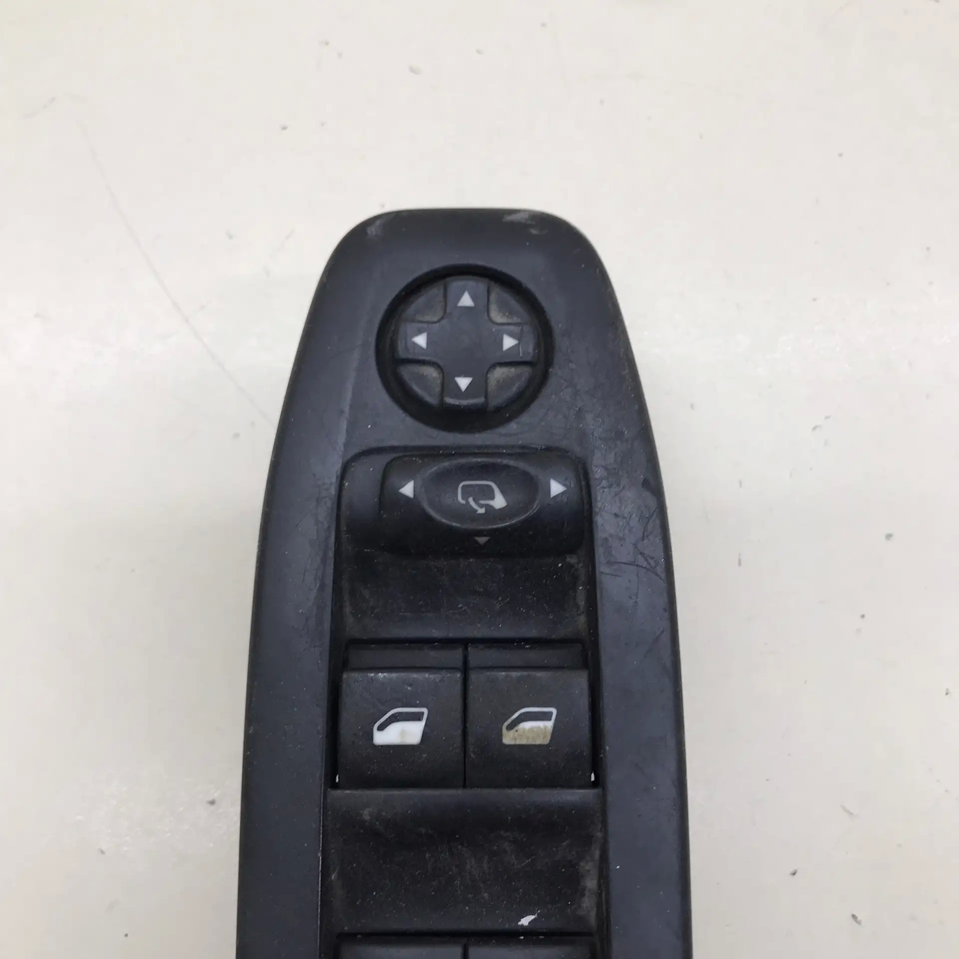 Блок управления стеклоподъемниками Peugeot 208 2012>