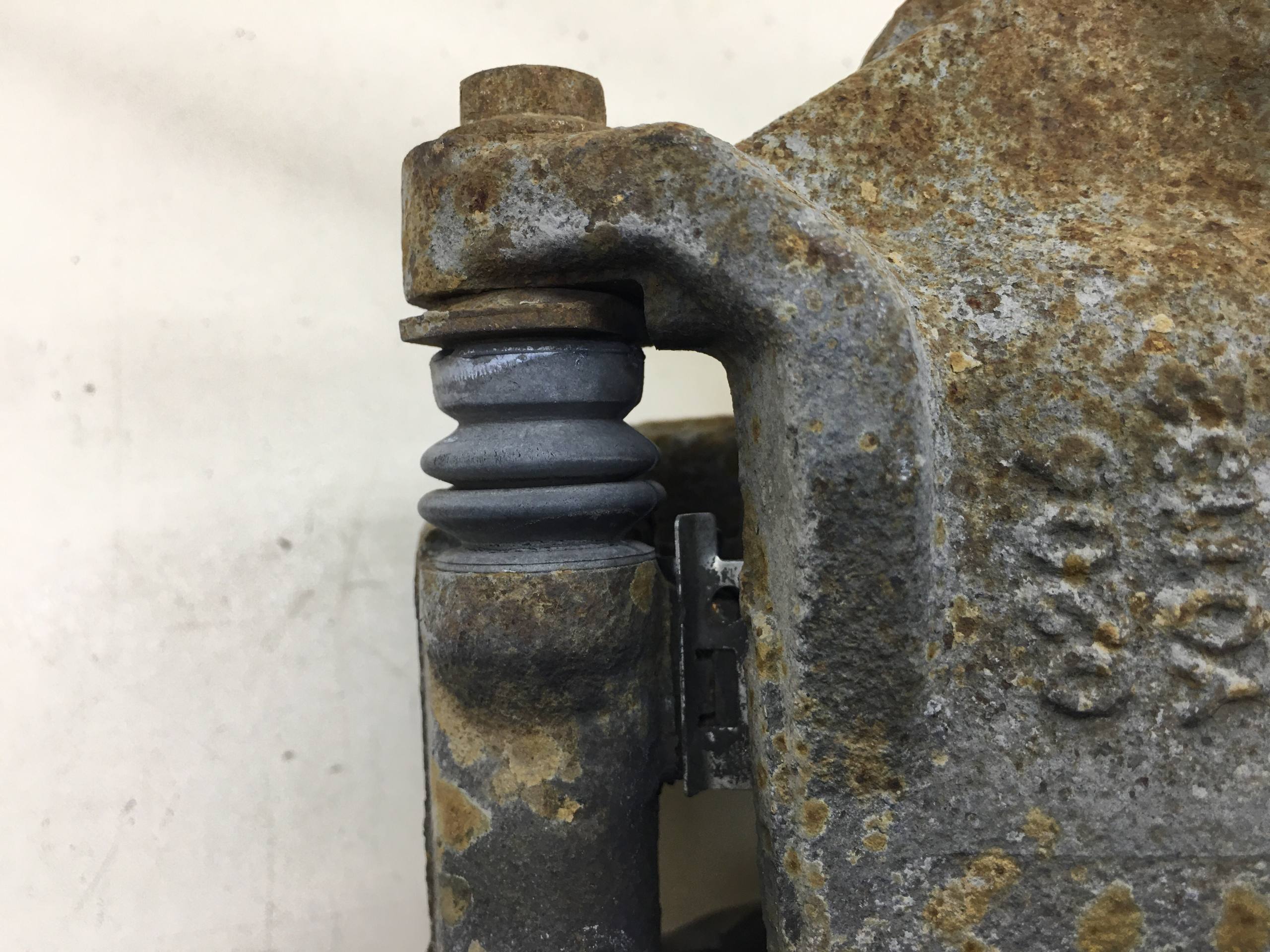 Суппорт передний правый Peugeot 208 2012>