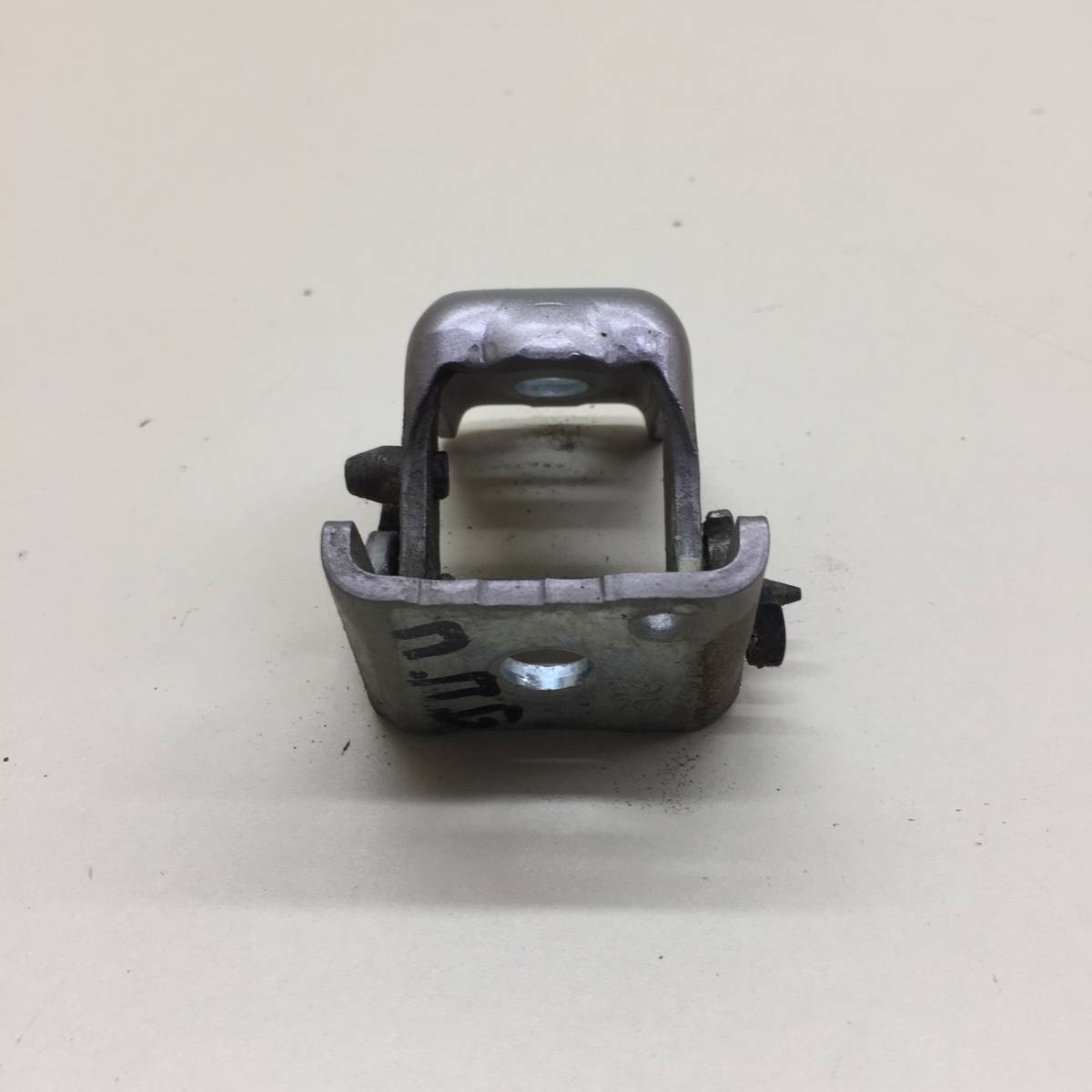 Петля двери передней правой верхняя Peugeot 208 2012>