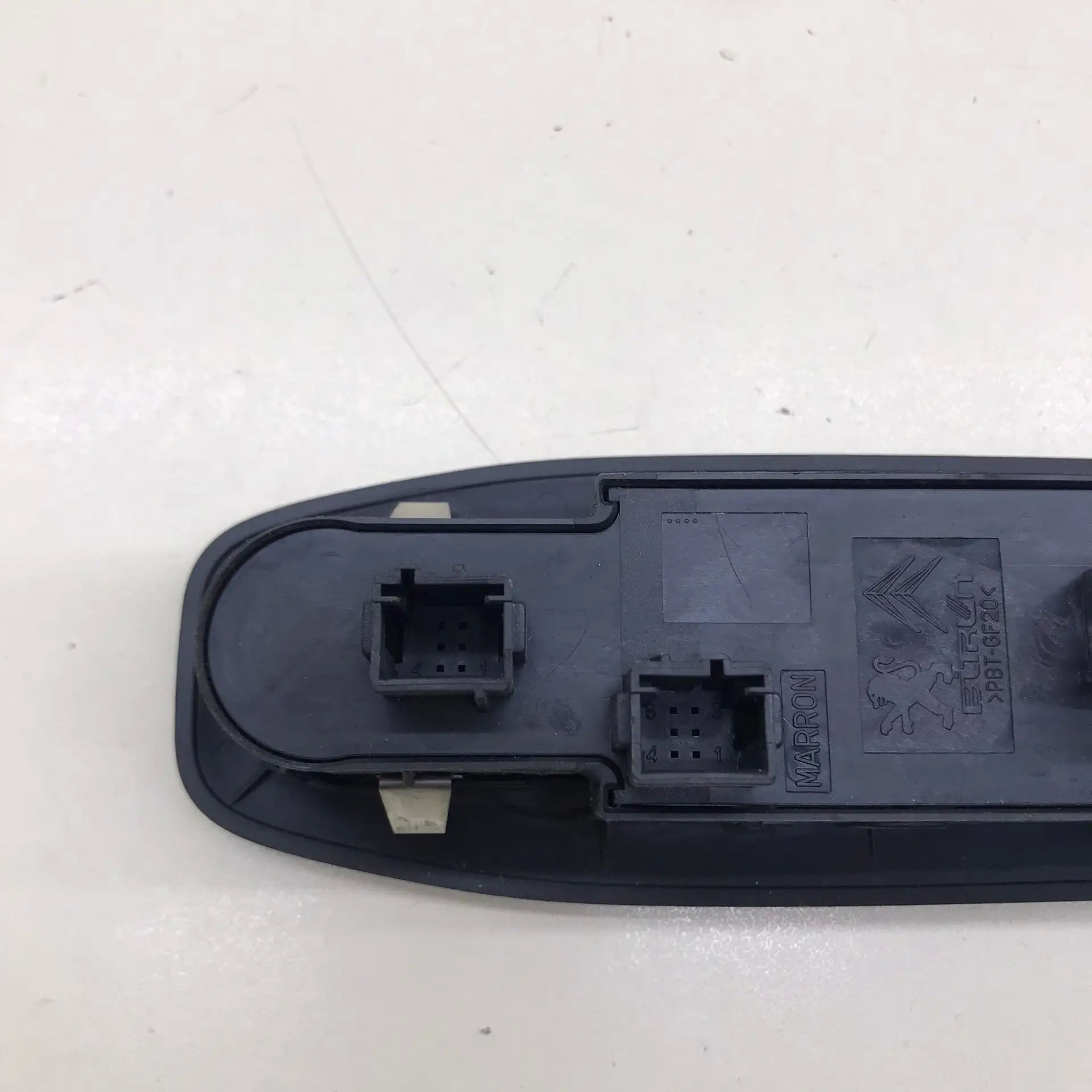 Блок управления стеклоподъемниками Peugeot 208 2012>