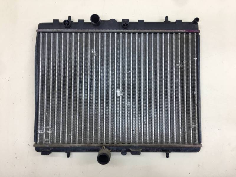 Радиатор охлаждения двигателя Peugeot 208 2012>