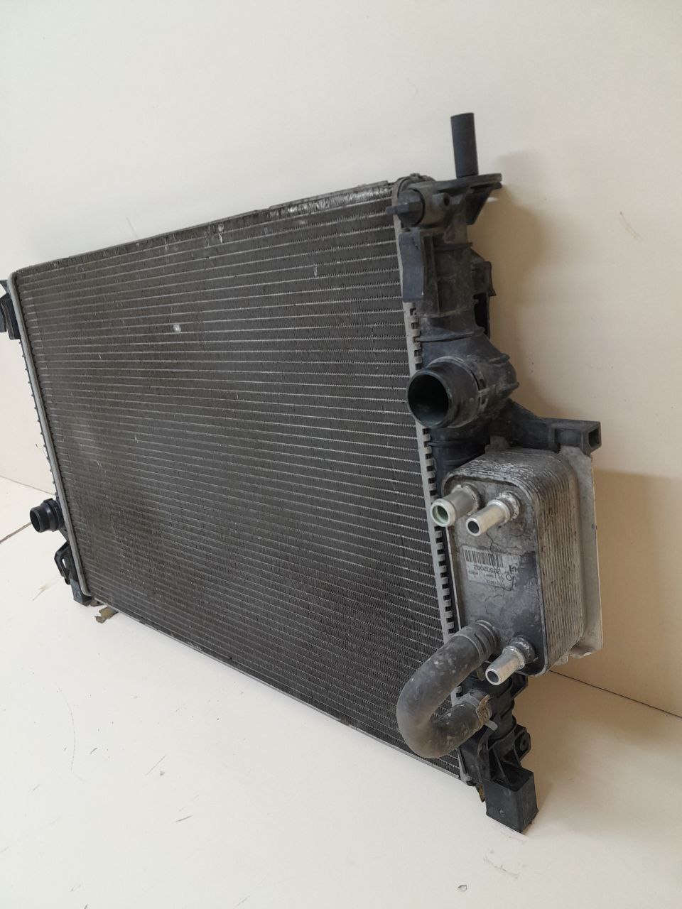 Радиатор охлаждения двигателя Volvo V40 2012-2019