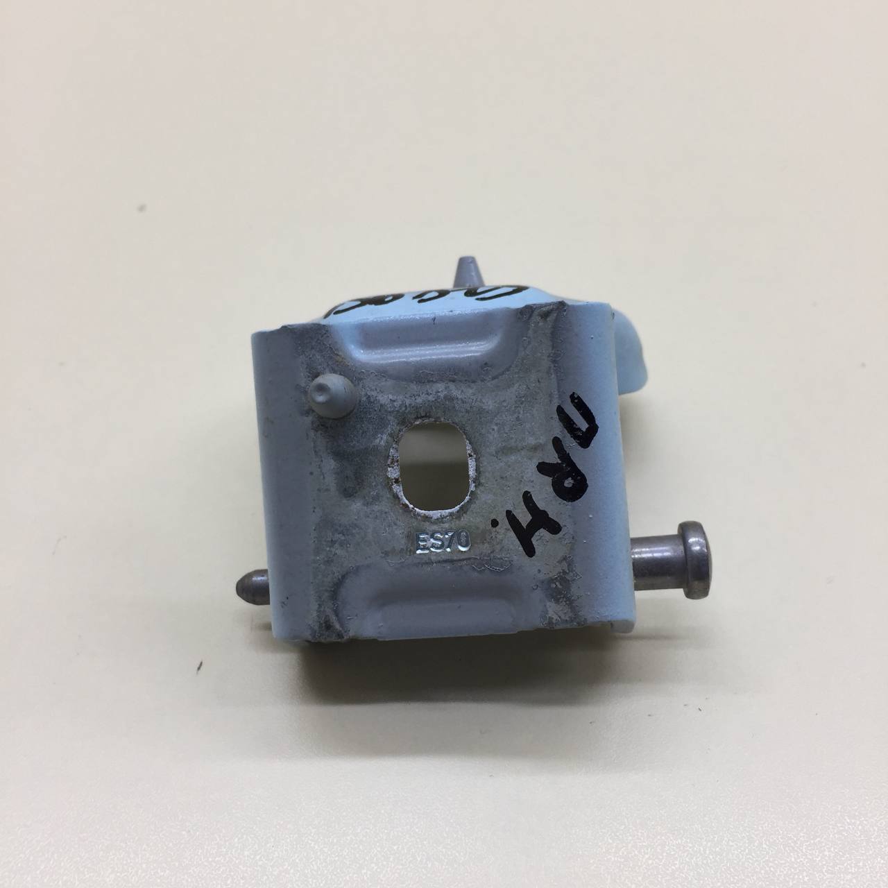 Петля двери передней правой нижняя Citroen C3 2009-2016