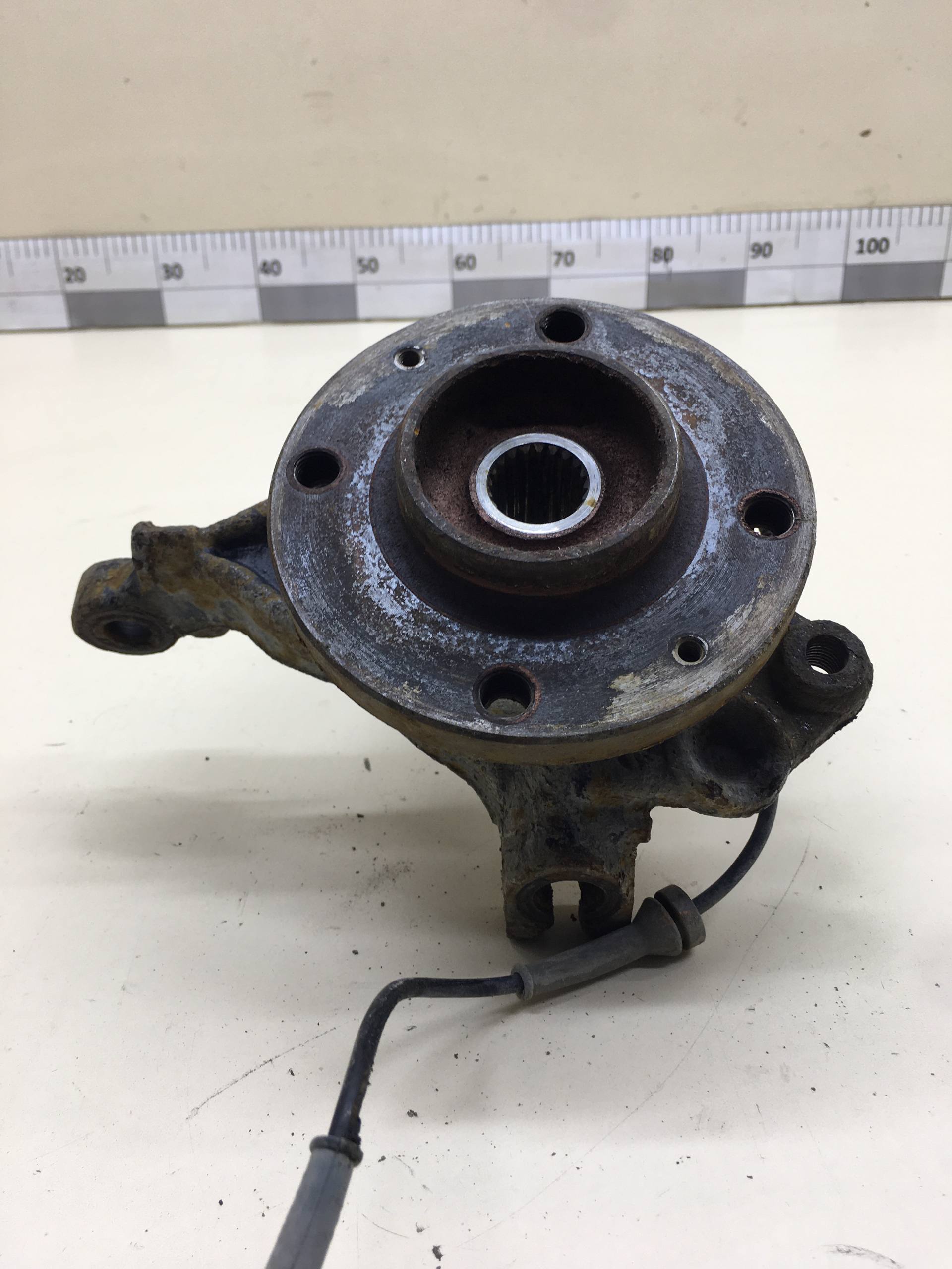 Кулак поворотный передний правый Peugeot 208 2012>