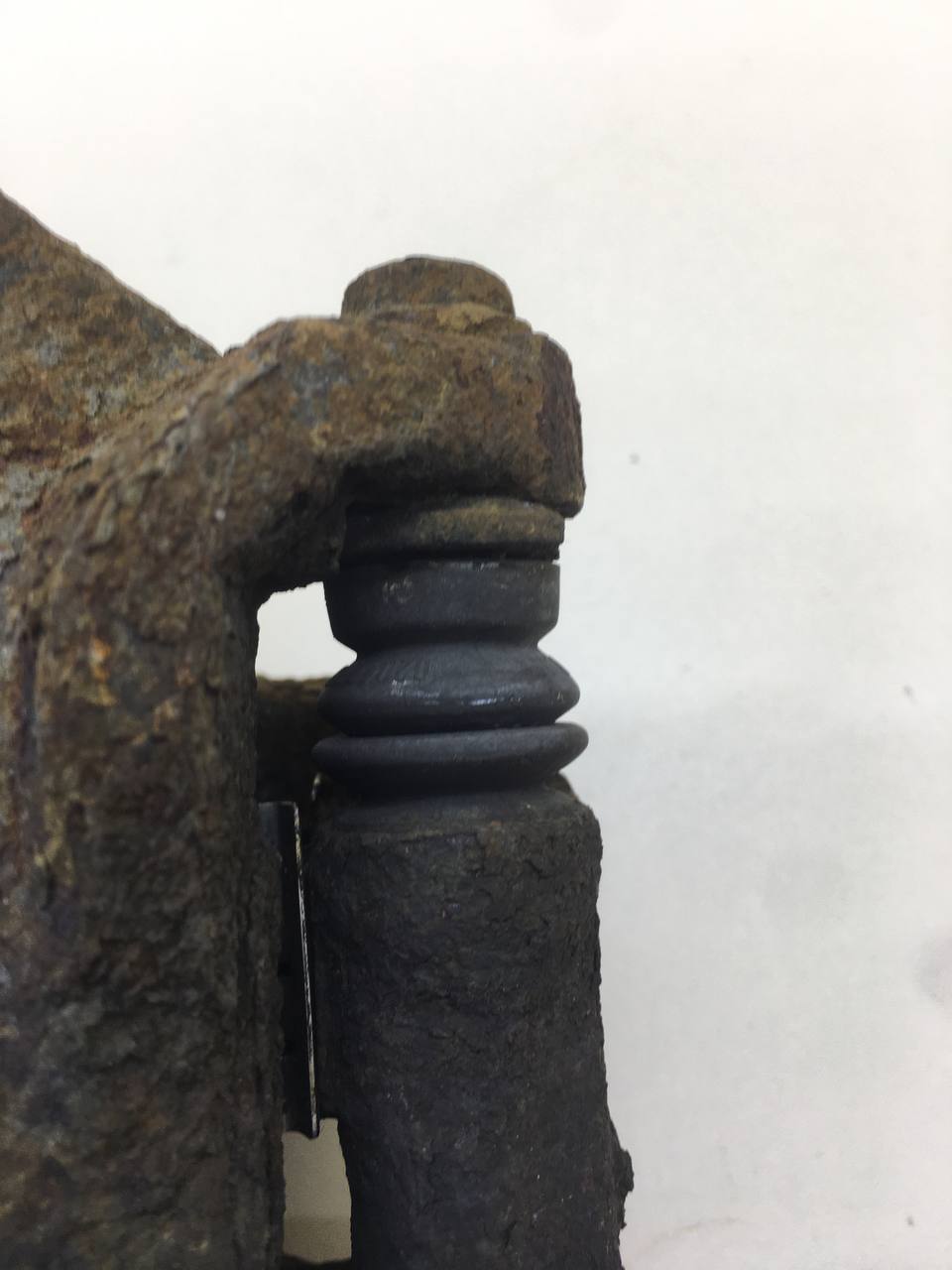 Суппорт передний правый Peugeot 207 2006-2013