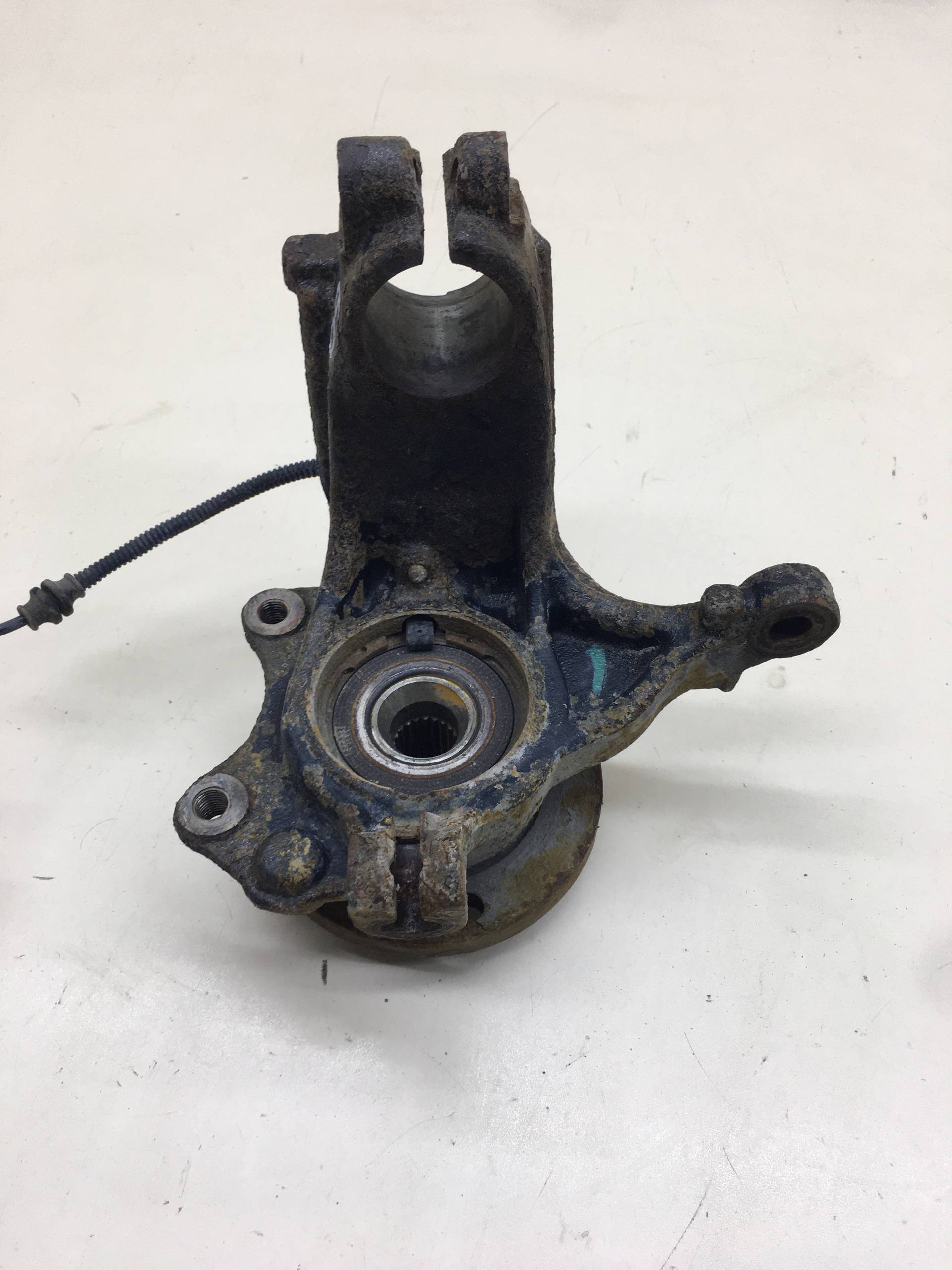 Кулак поворотный передний правый Peugeot 208 2012>