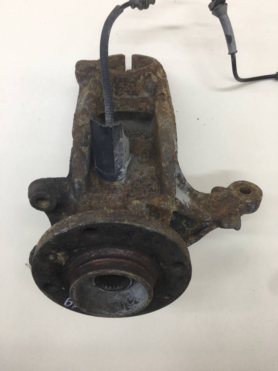 Кулак поворотный передний левый Peugeot 207 2006-2013