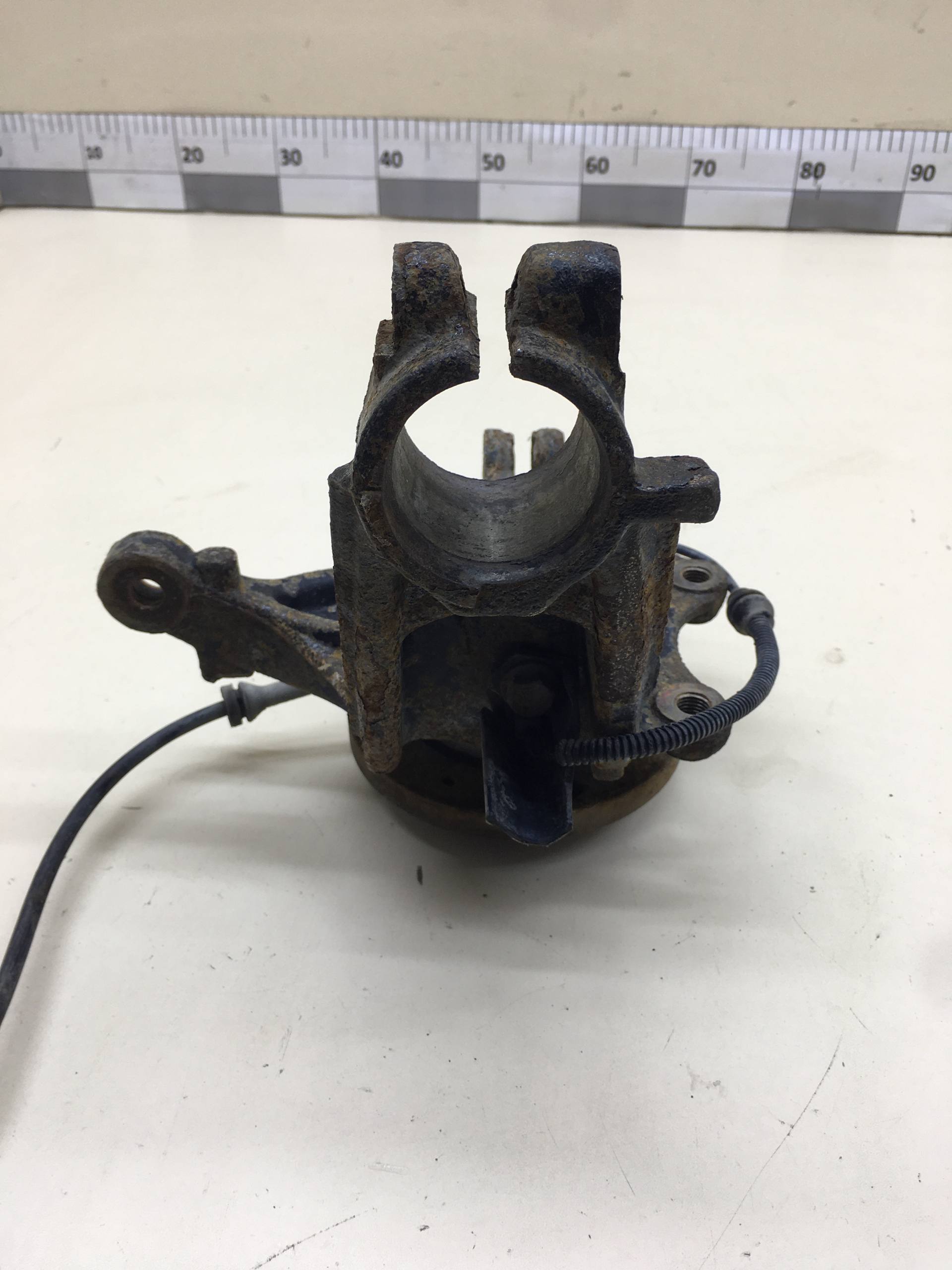 Кулак поворотный передний правый Peugeot 208 2012>