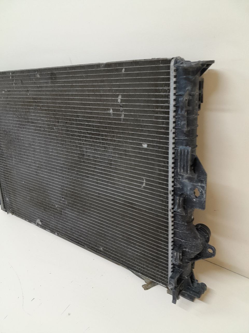 Радиатор охлаждения двигателя Volvo V40 2012-2019
