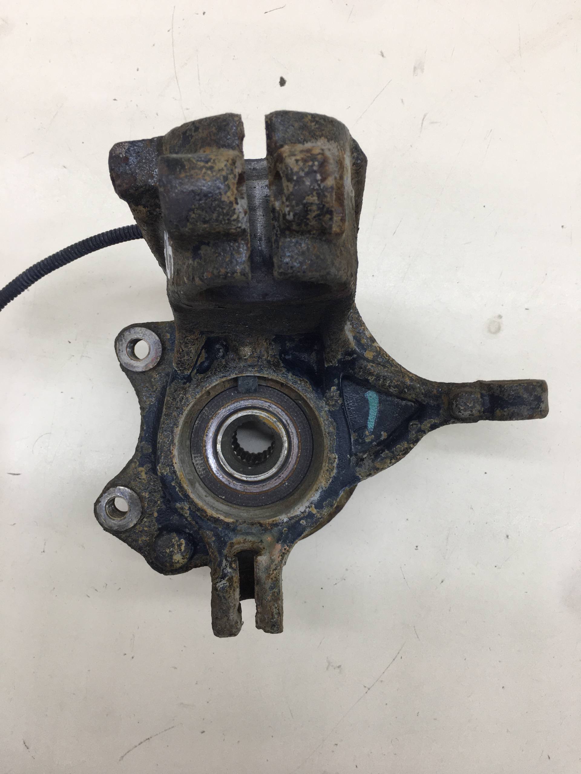 Кулак поворотный передний правый Peugeot 208 2012>