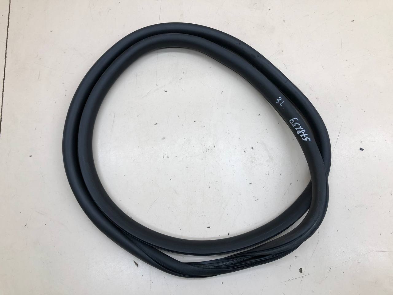 Уплотнитель двери Citroen C3 2009-2016